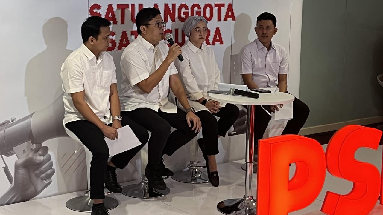 Wakil Ketua PSI Andy Budiman (kedua dari kiri) saat jumpa pers di Kantor DPP PSI, Jalan Wahid Hasyim Jakarta Pusat, Selasa (13/4/2025) (Liputan6.com/Muhammad Radityo Priyasmoro)
