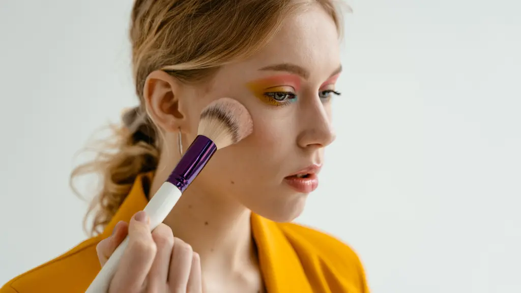 Makeup yang mudah crack umumnya dipengaruhi oleh cara mempersiapkan kulit dan teknik layering produk. (Foto/dok: Pexels/MART PRODUCTION)