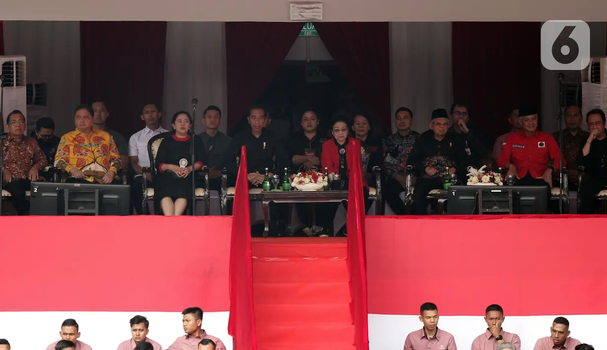 Presiden Joko Widodo (keempat kiri depan) dan Wakil Presiden Ma’ruf Amin (ketiga kanan depan) bersama Ketua Umum Partai Demokrasi Indonesia Perjuangan (PDIP) Megawati Soekarnoputri saat menghadiri peringatan puncak Bulan Bung Karno (BBK) di Stadion Utama Gelora Bung Karno (GBK), Jakarta, Sabtu (24/6/2023). (Liputan6.com/Helmi Fithriansyah)