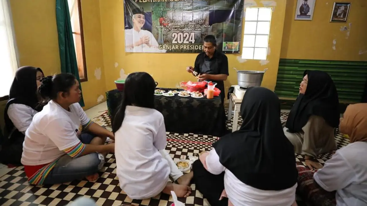 Pelatihan kuliner membuat olahan bakso tahu yang diprakarsai kelompok sukarelawan Ganjar Sejati menjadi ilmu baru bagi masyarakat Kampung Cibodas, Kota Cimahi, Jawa Barat (Istimewa)