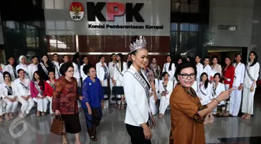 Kezia Warouw berbincang dengan pimpinan KPK Basaria Panjaitan saat berkunjung ke Gedung KPK, Jakarta, Senin (27/3). KPK memberikan pembekalan mengenai Pemberantasan Korupsi kepada 38 Finalis Puteri Indonesia 2017. (Liputan6.com/JohanTallo)