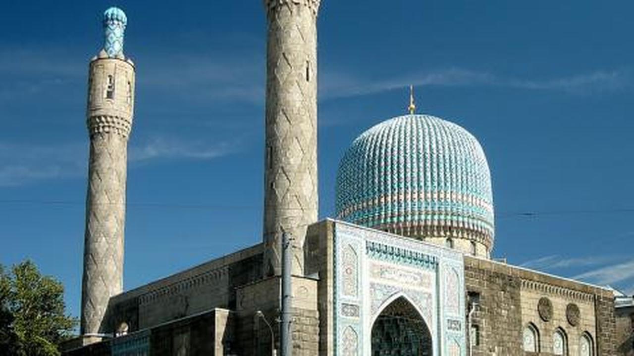 Masjid Biru Soekarno dikelilingi simbol komunis