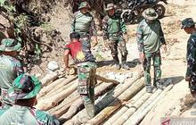 TNI AD dan Masyarakat Bahu-Membahu Bangun Jembatan Darurat di Aceh untuk Pulihkan Akses