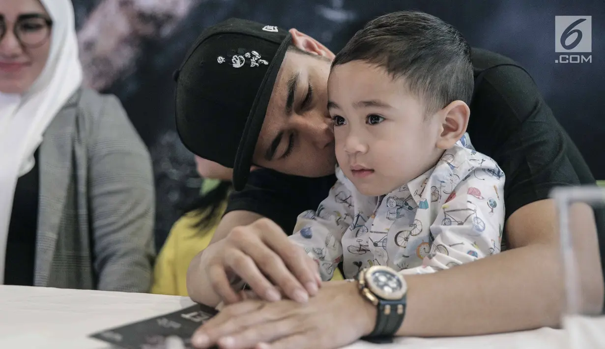Kedekatan Raffi Ahmad dengan Rafatar Maliq Ahmad dalam launching buku The Secret: Suster Ngesot Urband Legend di Jakarta, Jumat (9/2). (Liputan6.com/Faizal Fanani)