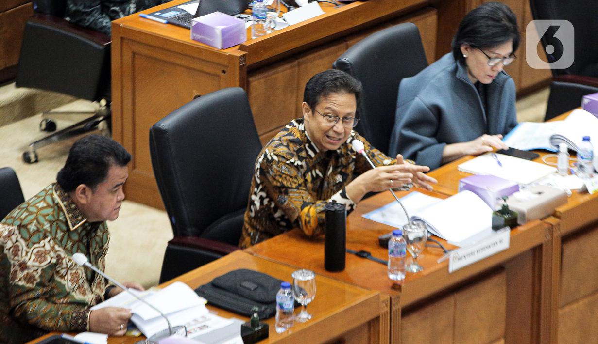 Menteri Kesehatan RI Budi Gunadi Sadikin (tengah) rapat kerja dengan Komisi IX DPR di Gedung Parlemen, Jakarta, Rabu (8/2/2023). Rapat membahas penjelasan strategi percepatan pelaksanaan transformasi kesehatan tahun 2023, strategi percepatan penanganan penyakit tidak menular dan penyakit menular dan pemenuhan tenaga dokter spesialis melalui program Academic Health System (AHS) serta peta jalan lintas sektoral terkait kemandirian obat dan alat kesehatan dalam negeri. (Liputan6.com/Faizal Fanani)