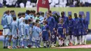 Para pemain starting XI Chelsea dan Manchester City saling bersalaman jelang dimulainya laga semifinal Piala FA 2023/2024 di Wembley Stadium, London, Sabtu (20/4/2024). (AP Photo/Ian Walton)