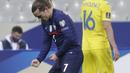Penyerang Prancis, Antoine Griezmann berselebrasi usai mencetak gol ke gawang Ukraina pada pertandingan kualifikasi Piala Dunia D di stadion Start de France, di Saint Denis, utara Paris, Kamis (25/3/2021). Prancis bermain imbang atas Ukraina 1-1. (AP Photo/Thibault Camus)