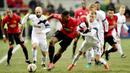 Gelandang Manchester United, Paul Pogba, berusaha melewati hadangan pemain FC Zorya Luhansk. Meski bermain tandang, Setan Merah lebih menguasai jalnnya laga dengan penguasaan bola 69 persen. (AFP/Sergei Supinsky)