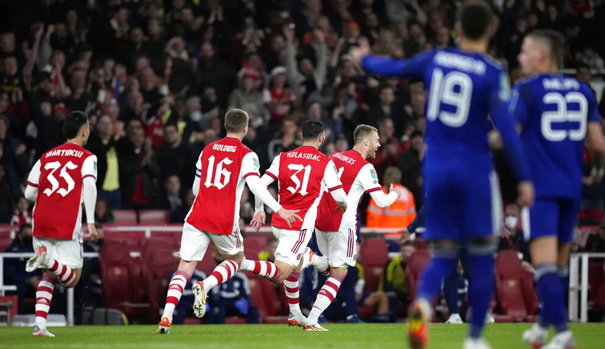 Pemain Arsenal Calum Chambers (ketiga kanan) merayakan dengan rekan satu timnya usai mencetak gol ke gawang Leeds United pada pertandingan Piala Liga Inggris di Emirates Stadium, London, Inggris, 26 Oktober 2021. Arsenal menang 2-0. (AP Photo/Matt Dunham)