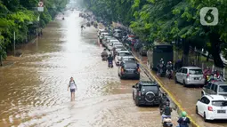 Kendaraan melintas saat banjir menggenangi Jalan Perintis Kemerdekaan, Pedongkelan, Jakarta, Sabtu (2/8/2020). Banjir akibat hujan deras yang mengguyur Jakarta sejak semalam tersebut mengakibatkan lalu lintas dari Pulo Gadung menuju Senen dan arah sebaliknya macet. (merdeka.com/Imam Buhori)