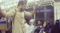 Pasangan yang pernah dinobatkan sebagai 'Raja dan Ratu' sinetron itu saat naik kereta bersama. Keduanya tampak terlihat santai naik transfortasi publik. Primus juga tampak santai berdiri sambil mengendong tas. [Instagram/primusjihanfahira_fans]