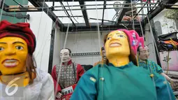 Pertunjukan boneka tali menjadi salah satu daya tarik yang membuat pengunjung Museum Fatahillah berdatangan, Jakarta, Kamie (17/12/2015). (Liputan6.com/Yoppy Renato)