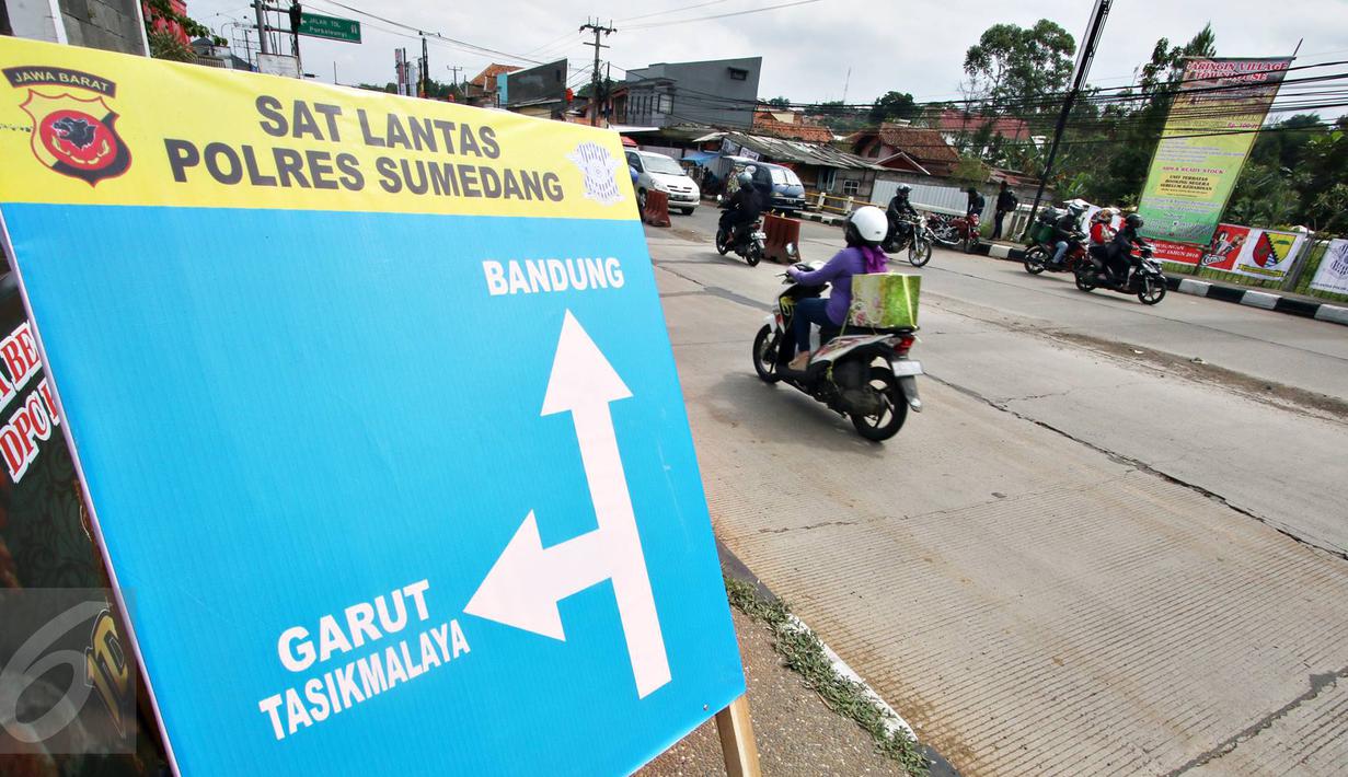 Papan penunjuk arah di pertigaan Jatinangor, Sumedang, Jawa Barat, Sabtu (2/7). Mengatasi kepadatan kendaraan pemudik, petugas melakukan sistem pengalihan arus dengan menutup jalur dari arah Sumedang menuju Bandung Kota (Liputan6.com/Immanuel Antonius)
