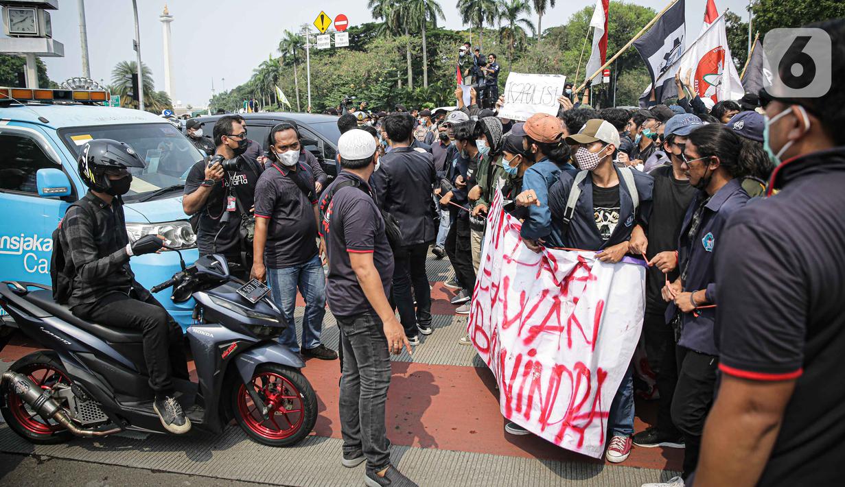 Massa Aliansi BEM SI menutup jalan saat menggelar aksi peringatan evaluasi dua tahun Kabinet Indonesia Maju di kawasan Patung Kuda, Jakarta, Kamis (21/10/2021). Aksi ini bentuk penyampaian aspirasi dan kritik atas kinerja pemerintahan Jokowi-Ma'ruf Amin. (Liputan6.com/Faizal Fanani)