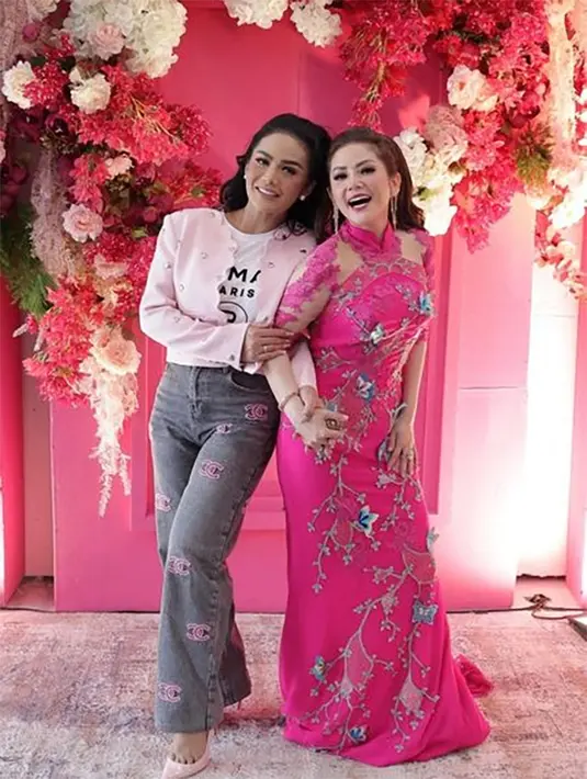 Pelantun lagu Jatuh Bangun itu tampil cantik mengenakan gaun merah merona bermotif bunga.  Tepat pada 8 Mei tahun ini, penyanyi yang awal kemunculannya kerap disebut mirip Krisdayanti itu genap 47 tahun. Hadir juga penyanyi yang juga diva pop Krisdayanti. [Instagram/kristinadangdut]