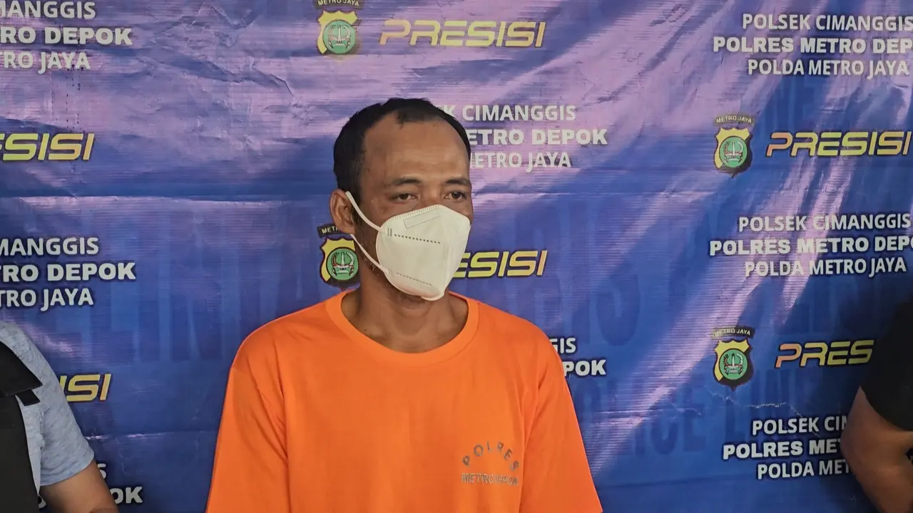 Tersangka penusukan hingga tewas saat berada di Polsek Cimanggis, Depok. (Liputan6.com/Dicky Agung Prihanto)