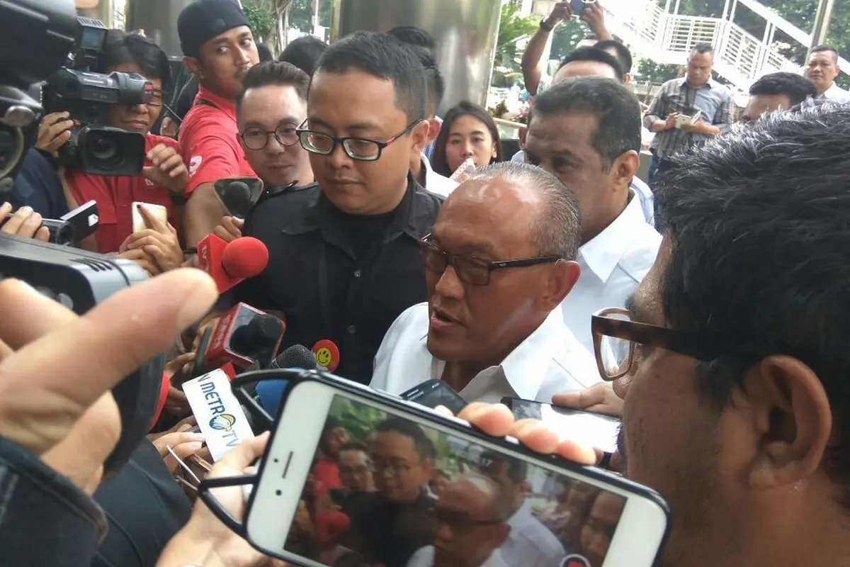 Aburizal Bakrie atau Ical sambangi gedung KPK