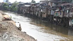 Bangunan semi permanen berdiri di bantaran Sungai Ciliwung, Bukit Duri, Jakarta (29/3). Relokasi tahap kedua dipastikan akan dilanjutkan pada akhir Mei mendatang, meski sebagian warga menolak dan menuntut ganti rugi. (Liputan6.com/Immanuel Antonius)