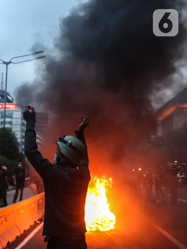Bakar-bakaran saat Aksi Tolak UU Cipta Kerja