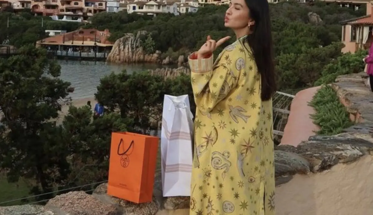 Dalam balutan kimono dengan motif animal print, gaya musim panas yang sempurna hadirkan gaya old money yang nyata.  [Foto: Instagram, Raline Shah]