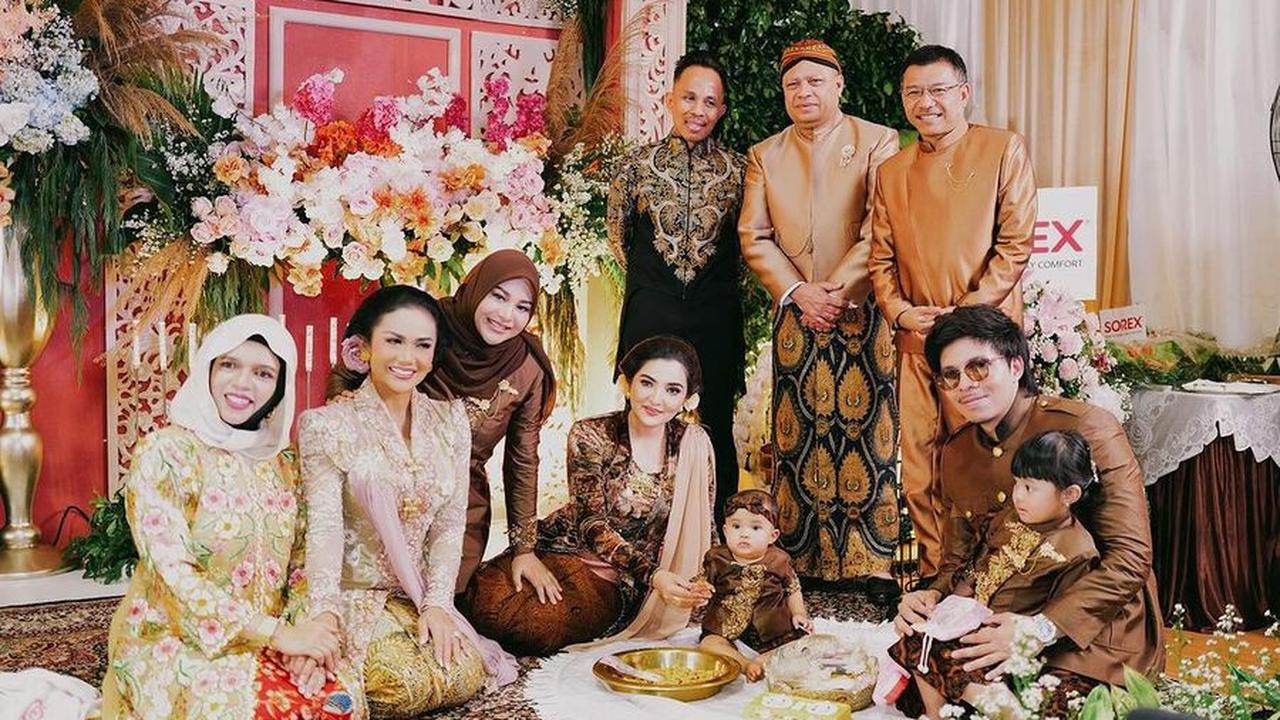 Aurel sering mengalami body shaming dari netizen, tetapi Atta dengan tegas membela istrinya. Aurel juga menunjukkan bukti bahwa dia berhasil menurunkan berat badan secara konsisten.<br>