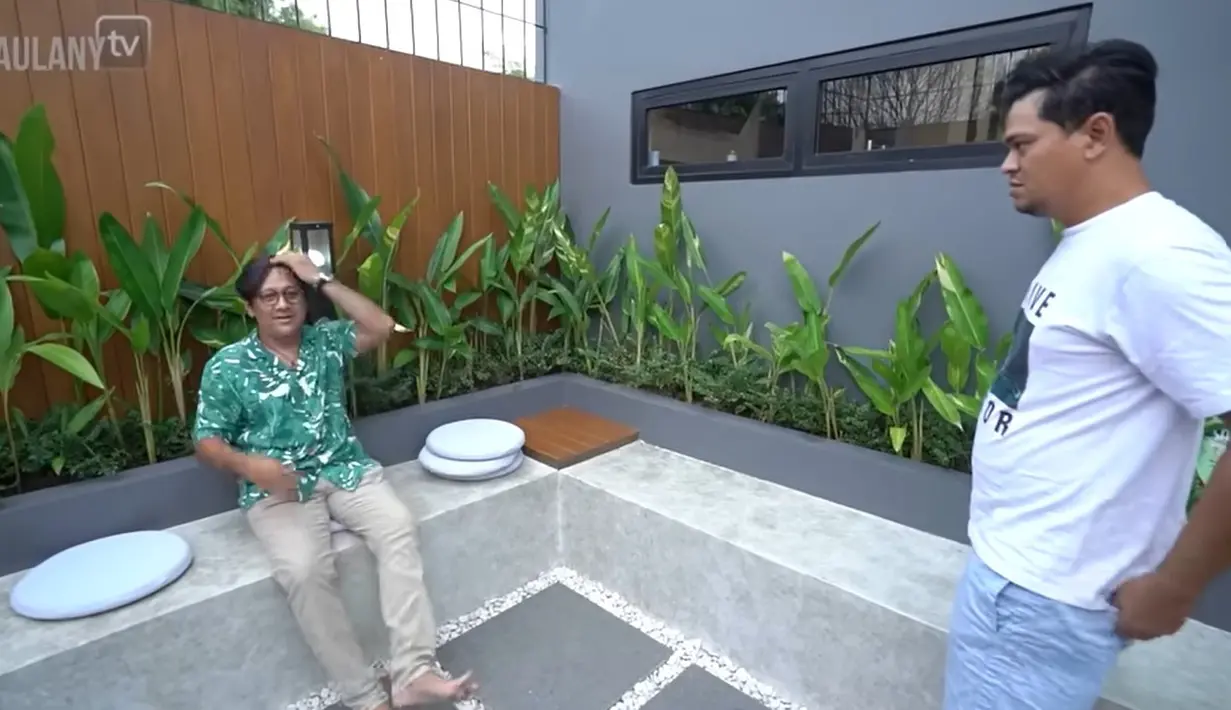 Keluar dari dapur bersih, terdapat akses menuju taman kecil yang biasa digunakan untuk santai Surya saat malam hari. Tempat ini juga biasa digunakan saat ada teman-temannya datang. Di halaman ini juga terdapat kolam ikan. [Youtube/TAULANY TV]