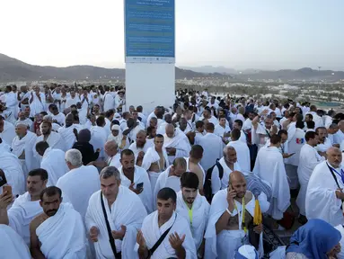 Jemaah haji berdoa di Jabal Rahmah, Padang Arafah, dekat Kota Suci Mekkah, Arab Saudi, 8 Juli 2022. Puncak ibadah haji berlangsung di Padang Arafah. (AP Photo/Amr Nabil)