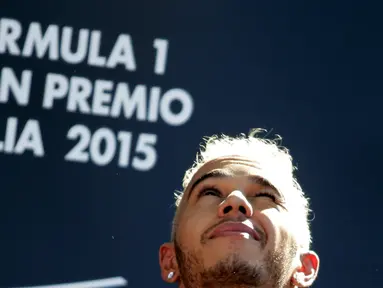 Ekspresi Lewis Hamilton setelah menjuarai F1GP Seri Italia di Sirkuit Monza, Minggu (6/9/2015). (Reuters/Max Rossi).