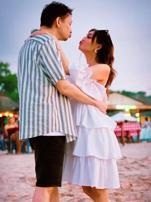 Liburan Ke Bali, Ini 7 Potret Romantis Rina Nose Rayakan Hari Jadi Pernikahan ke-3