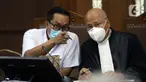 Terdakwa kasus dugaan suap penghapusan red notice atas nama Djoko S Tjandra, Brigjen (Pol) Prasetijo Utomo (kiri) saat menjalani sidang lanjutan di Pengadilan Tipikor Jakarta, Senin (16/11/2020). Sidang menyimak keterangan saksi-saksi. (Liputan6.com/Helmi Fithriansyah)