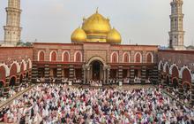 FOTO: Kekhyusukan Ribuan Jemaah Laksanakan Salat Iduladha di Masjid Kubah Emas Depok