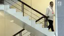 Anggota Komisi XI Fraksi PAN, Sukiman menaiki tangga menuju ruang pemeriksaan di Gedung KPK, Jakarta, Rabu (20/2). Sukiman diperiksa sebagai saksi untuk tersangka Plt Kadis PUPR Kabupaten Pegunungan Arfak, Natan Pasomba. (Merdeka.com/Dwi Narwoko)