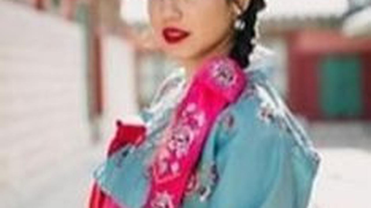 Pesona Cantik Pevita Pearce Pakai Hanbok Korea Warna Biru dan Pink
