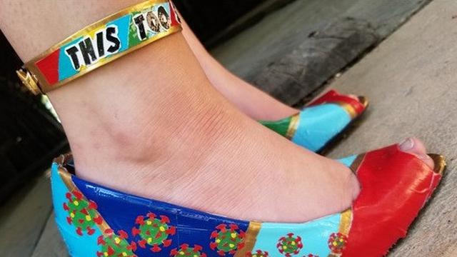 gadis buat gaun bertema corona dari lakban