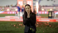 Ketua Federasi Sepak Bola Thailand (FAT), Nualphan Lamsam yang populer dipanggail Madam Pang saat hadir di partai final Piala Presiden 2025 yang berlangsung di Stadion Si Jalak Harupat, Kabupaten Bandung, pada Minggu (13/7/2025) malam WIB. (Bola.com/Bagaskara Lazuardi)