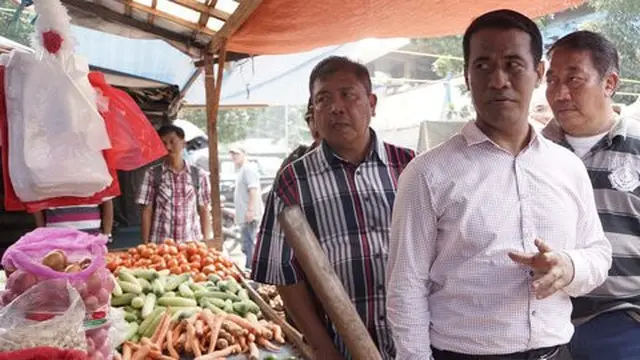 Menteri Pertanian Amran Sulaiman sidak pasar Kramat Jati. ©2015 merdeka.com/istimewa