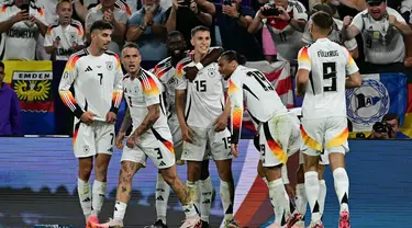 Gelandang Jerman, Jamal Musiala merayakan golnya bersama rekan-rekannya saat pertandingan babak 16 besar Euro 2024 melawan Denmark di BVB Stadion Dortmund, Dortmund pada 29 Juni 2024 atau Minggu 30 Juni 2024 dini hari WIB. (Tobias SCHWARZ/AFP)