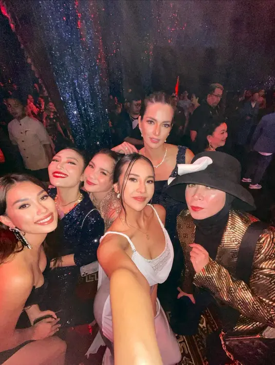 [Instagram/anyageraldine]