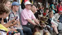 Wisatwan asing selalu memenuhi Festival Baliem yang kaya akan atraksi budaya dari masyarakat adat pegunungan tengah Papua. (Liputan6.com/Katharina Janur)