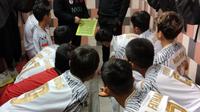 Anak-anak NYXS Dream Team Indonesia mendengarkan skema bertanding dari Coach Usman Halik saat hendak menjalani laga uji coba jelang bertanding di TicTac Cup 2022 yang digelar di Barcelona, Spanyol, Kamis (15/12/2022) malam waktu setempat. (Ist)