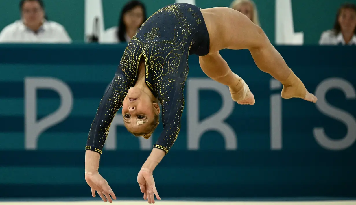 Pesenam Brasil, Flavia Saraiva berkompetisi dalam final beregu senam artistik putri Oliimpiade Paris 2024 di Bercy Arena, Selasa (30/7/20224). (Loic VENANCE / AFP)