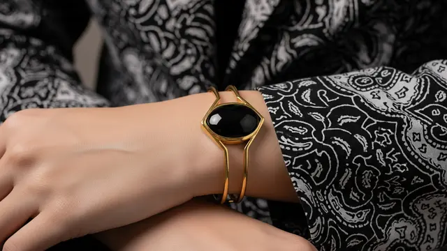 Gelang Emas Desain Geometris dengan Batu Onyx Hitam