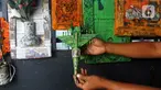 Perajin menunjukkan miniatur pesawat di bengkel Workshop kawasan Kemandoran 8 Jakarta Selatan, Senin (10/2/2020). Berbagai kerajinan berwujud keranjang, wadah, lampu belajar, miniatur pesawat dan motor berbahan dasar koran bekas dijual Rp. 50.000 ribu hingga Rp 150 ribu. (merdeka.com/Arie Basuki)