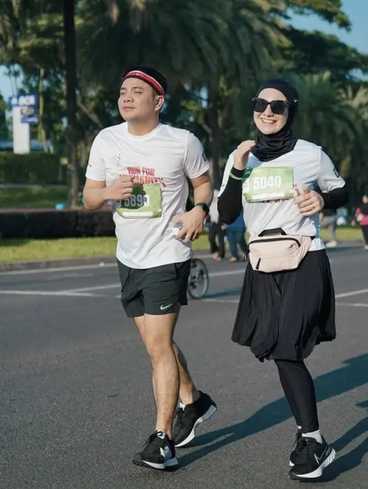 Irish Bella tampil fresh kala mengikuti Humanity for Run. Pada kesempatan ini, baju yang dikenakannya begitu curi perhatian. [Foto: Instagram/ Irish Bella].