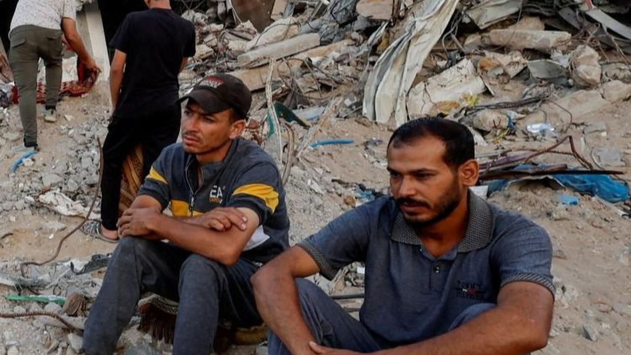 Dan blokade yang masih terus berlangsung membuat situasi semakin akut, terutama bagi mereka yang kehilangan tempat tinggal dan harus hidup di tengah reruntuhan. Foto: REUTERS / Mohammed Salem<br>