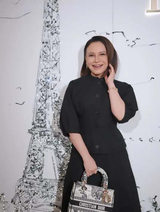 Menyempurnakan tampilan, Rossa jinjing Medium Lady D-Lite Riviera seharga Rp90jutaan. [@itsrossa910]