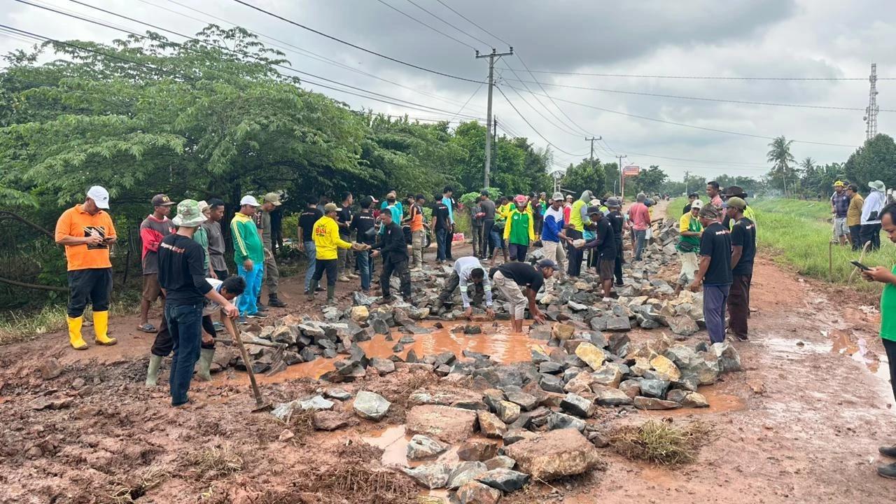 Viral Warga Protes Jalan Rusak, Bupati Lampung Timur: Sudah Masuk Anggaran Pemkab