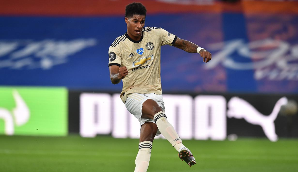 1. Marcus Rashford - Rashford dipercaya menggunakan nomor punggung 10 di Manchester United pada 2018. Musim ini penyerang berusia 22 tahun ini turut menyumbangkan 17 gol dan 8 assist dari 31 penampilannya di Premier League. (AFP/Glyn Kirk/pool)