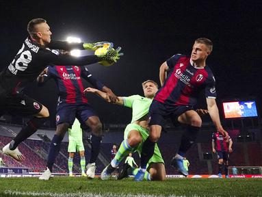 Striker Lazio, Ciro Immobile, berusaha mencetak gol ke gawang Bologna pada laga Liga Italia di Stadion Renato Dall’Ara, Minggu (28/2/2021). Lazio takluk dengan skor 2-0. (Massimo Paolone/LaPresse via AP)