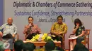 Kepala BKPM Thomas Lembong (kedua kiri) menyampaikan materi saat seminar Diplomatic and Chambers of Commerce Gathering, Jakarta, Selasa (4/10). Acara itu digelar untuk memperingati Hari Batik dan Hari Kopi Internasional. (Liputan6.com/Angga Yuniar)